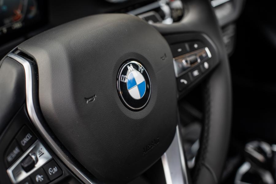 Детали интерьера BMW 118i Luxury Line (F40) 2019 года  (WW) (фото 17 из 40)